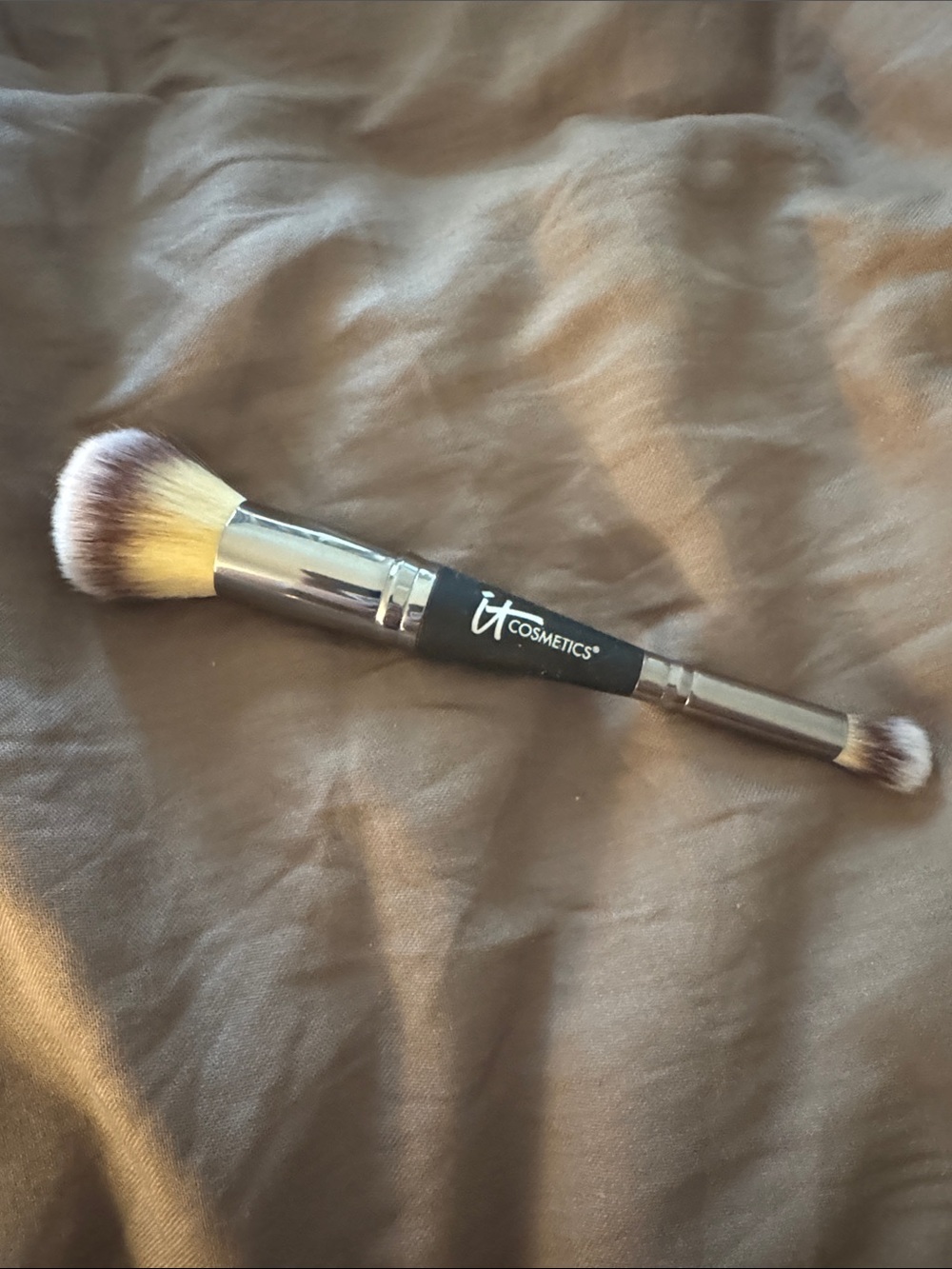 it cosmetics Dual-Ended Face & Eye Brush in Black, Silver, White- NO. 7